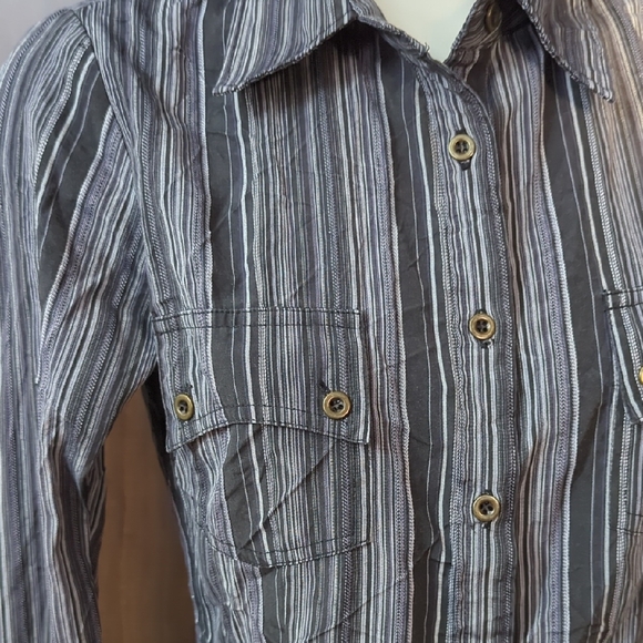 Chic Striped Button-Up Blouse - Picture 2 of 7